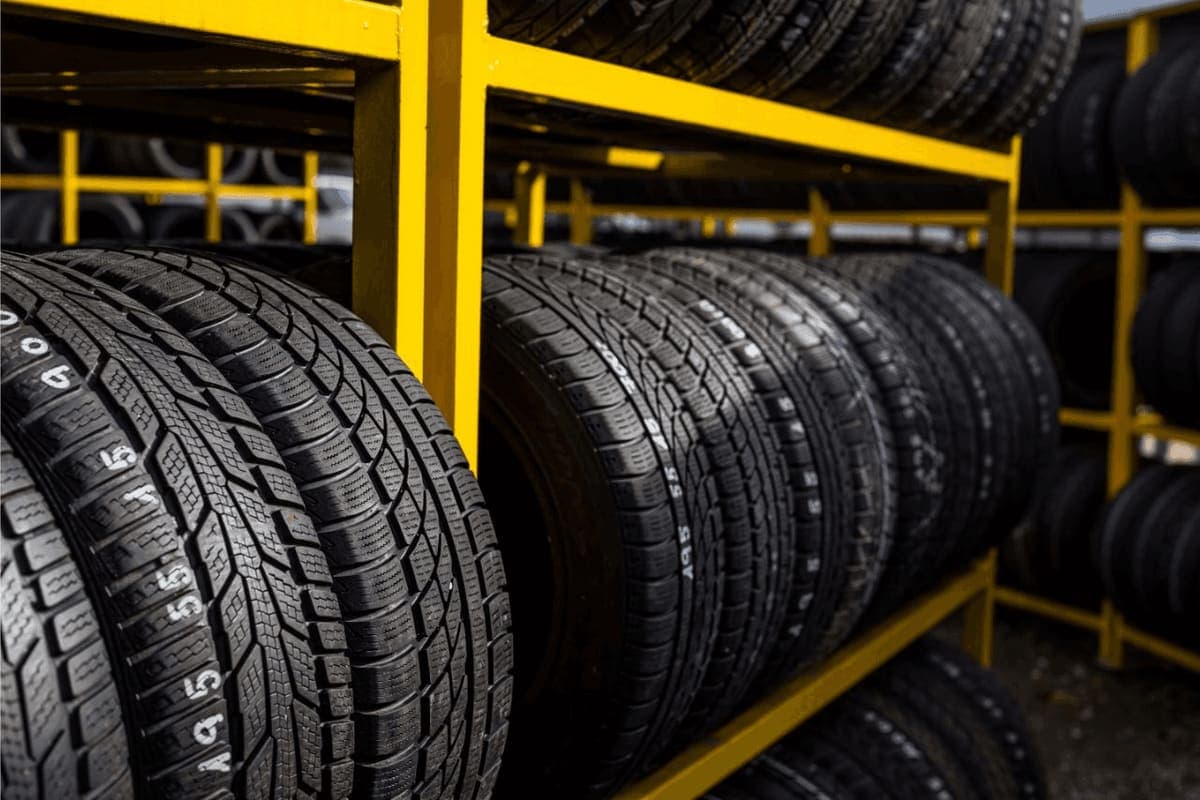 Pneus automotivos organizados em prateleiras na loja